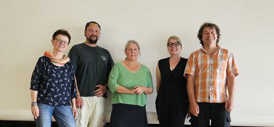 Der aktuelle Vorstand der LAKS Hessen e.V., die fünf Personen stehen lächelnd vor einer Wand