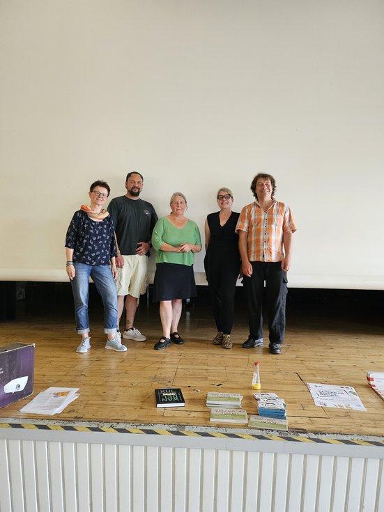 Der aktuelle Vorstand der LAKS Hessen e.V., die fünf Personen stehen lächelnd vor einer Wand